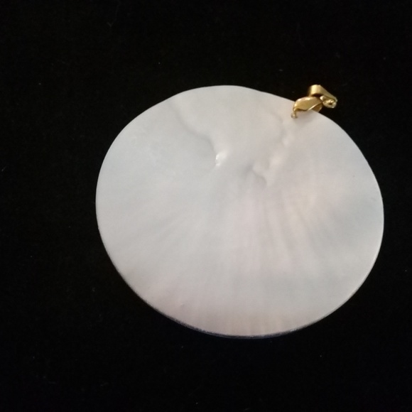 Shell with floral gold inlay necklace - Picture 3 of 3